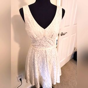 💎 Lily Rose Ivory Lace Overlay V-neck Dress with Cut-out Size S